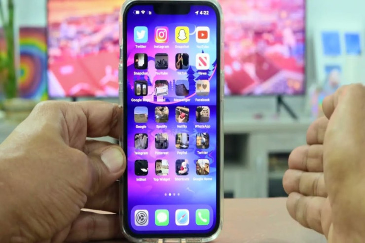 Smartfonun korpusunu  soyudan   material hazırlanır