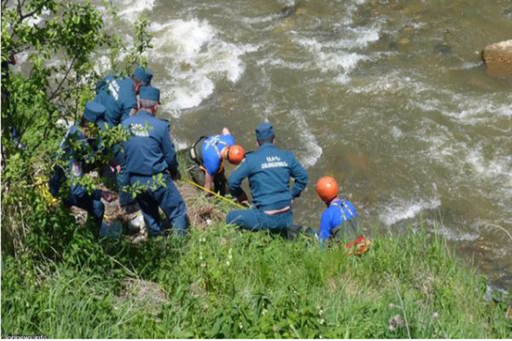 Ermənistanda ana azyaşlı qızını hündürlükdən ÇAYA ATDI 