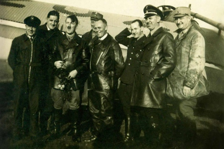 Hitlerin intihardan əvvəlki son saatları:  "Əsgərlərim vuruşmaq istəmir" 