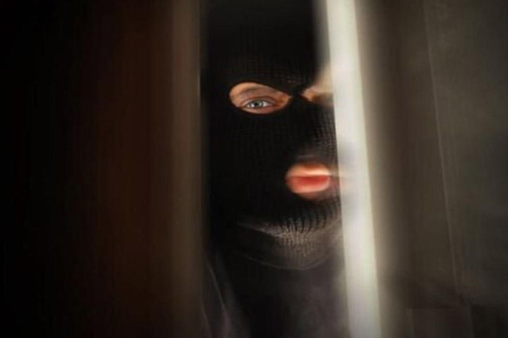 Azərbaycanda maskalı şəxs evə basqın edib, mənzilə od vurdu:  40 min pul və ...