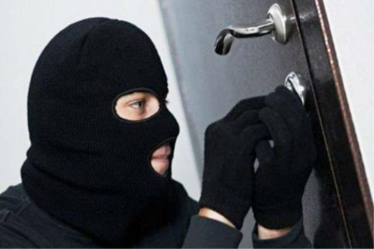 Bakıda evdən  50 min manatlıq  oğurluq