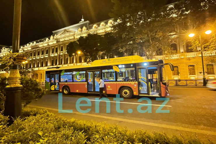 Bakıda “Opel” avtobusla toqquşdu -FOTO 