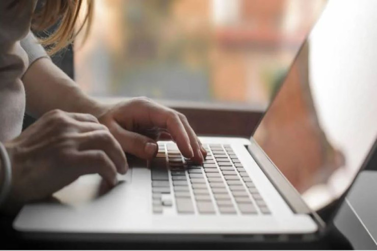 Qadın iş otağına kamera qoydu  və dəhşətə gəldi