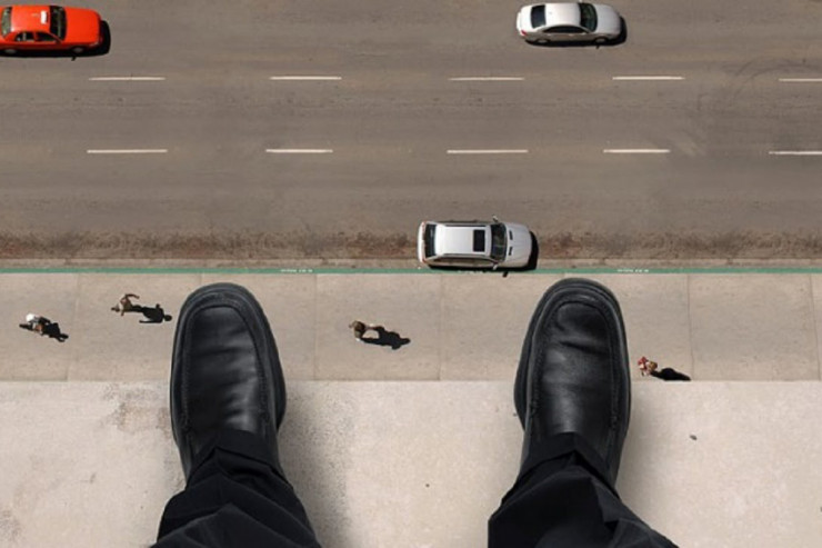 Azərbaycanda  DƏHŞƏT:   gənc oğlan xalasıgildə özünü öldürdü