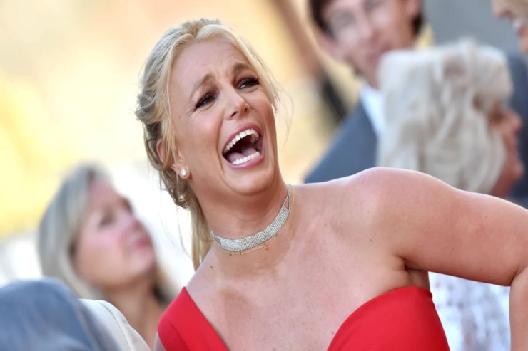 Britni Spirs bu dəfə özü ilə EVLƏNDİ : "Ağlı ilə problemi var" - FOTO 