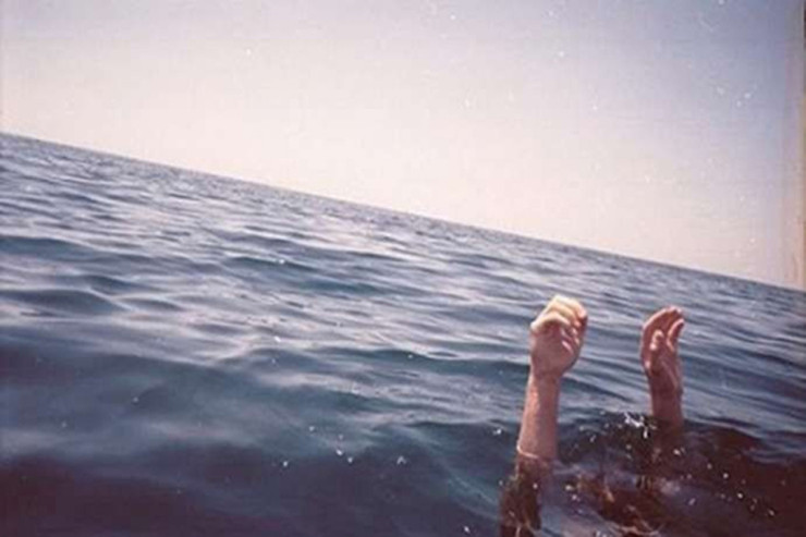 Rayonda itən oğlan bulvarda özünü dənizə atdı - ŞOK İNTİHAR 