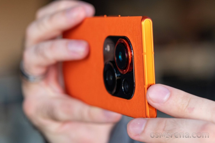 Kamerası  hərəkət edən   telefon