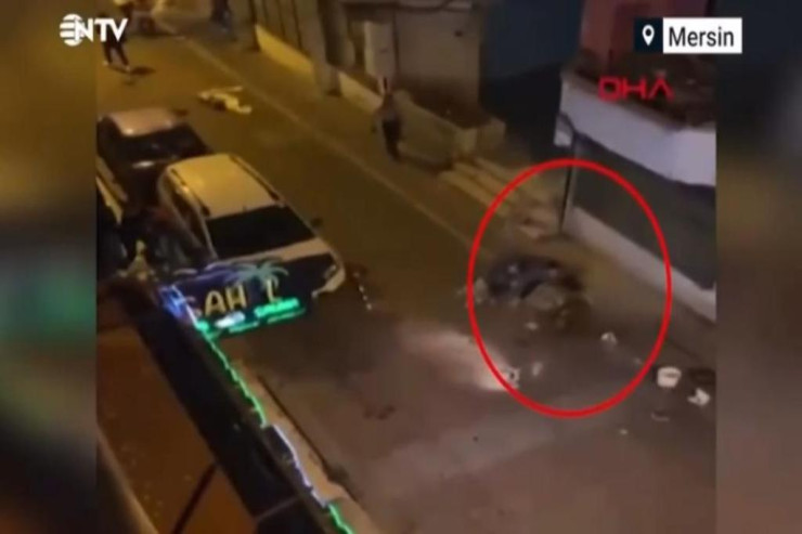 Eyvandan atılıb  davaya başladılar:  Daşla, çubuqla - VİDEO 