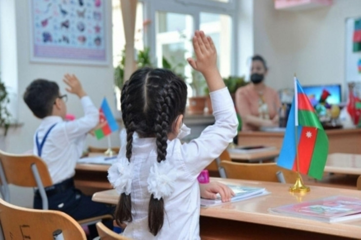 Daha bir məktəbdə BİABIRÇILIQ:  şagirdlər müəllimi döydü - VİDEO 