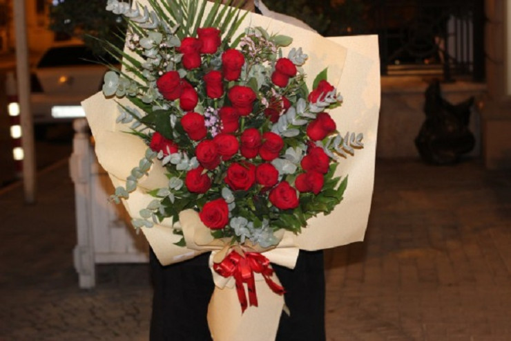 Bakıda direktora gül almaq üçün 5 manatdan  pul yığdılar