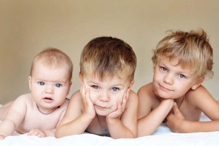 Xaricə qaçmaq üçün özünə  3 UŞAQ ALDI 