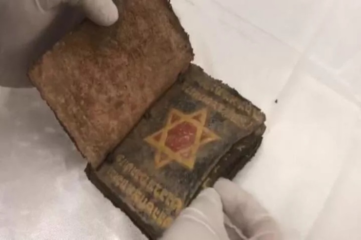 700 illik Tövratı 1,5 milyon dollara satırdı, başına nələr gəldi? -VİDEO 