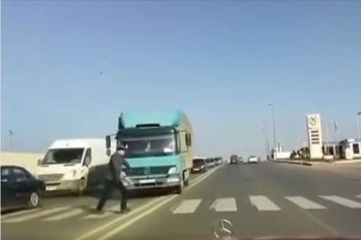 Bakıda piyada sürücüyə adrenalin yaşatdı - VİDEO 