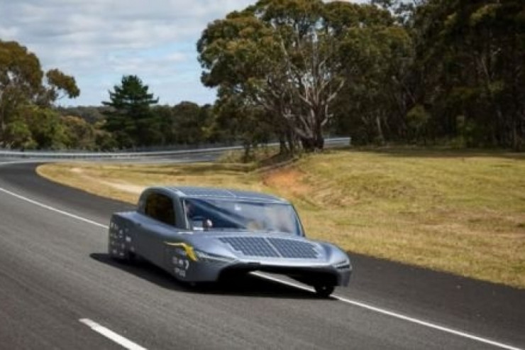 Günəş enerjisi ilə işləyən avtomobildən  dünya rekordu   