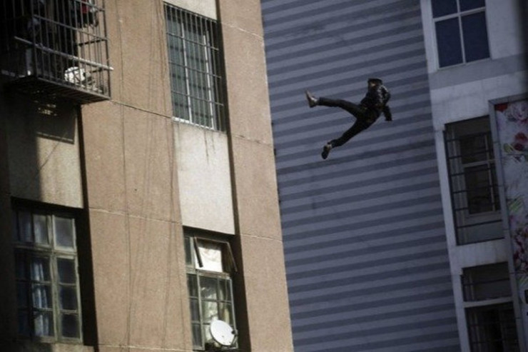 60 yaşlı kişi məktəbli qızın  üstünə düşdü