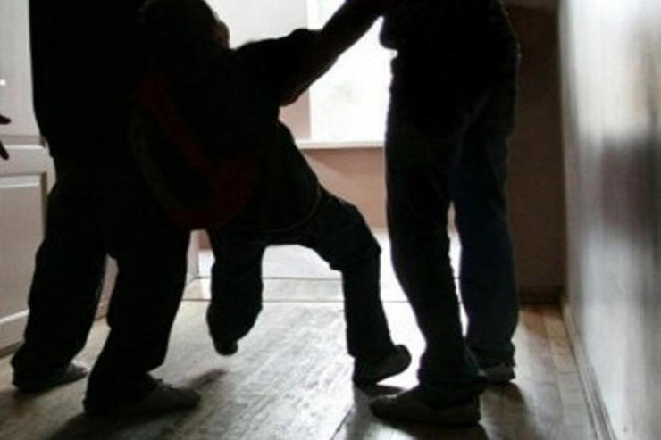 Bakıda şagird sinif yoldaşının burnunu sındırdı