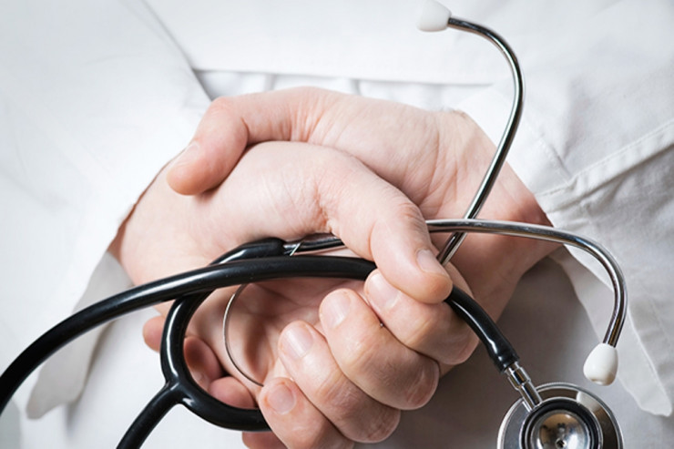 Azərbaycanda işləməyən həkimlər əməkhaqqı alıb