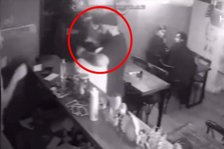 "Kurtlar vadisi"nin aktyoru arvadı ilə mübahisə edəni VURDU -  VİDEO  