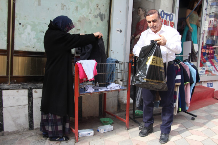 Ahıl dərzi ehtiyacı olanları “asma paltarları”  ilə sevindirir