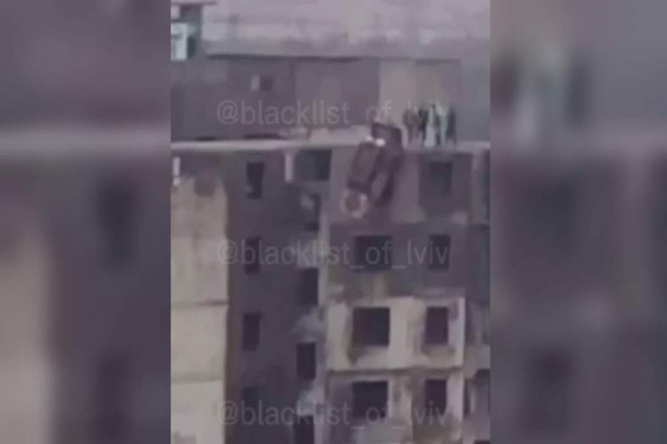 Maşını yaşayış binasının damından atdılar -  VİDEO 