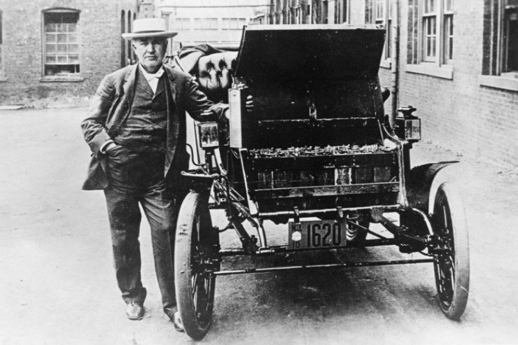 İxtiraçı Tomas Edison ilk “Edison Baker” elektrikli avtomobillə. 1895-ci il.