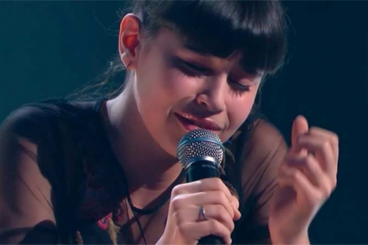  Azərbaycan əsilli   müğənni: “Atam  türmədə   idi, anam içirdi, məni...” - VİDEO 