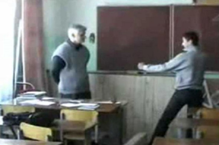 Məktəbdə şagirdlər müəllimi döyüb? -  AÇIQLAMA 