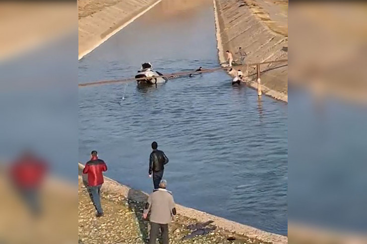 Füzulidə kanala aşan maşın