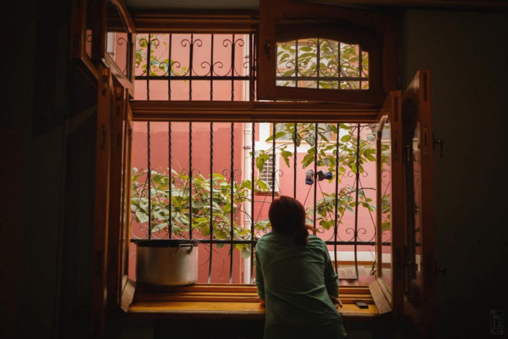 Bakıda sığınacağa təhlükəli qadın gətirildi - ƏCNƏBİDİR  - FOTO 