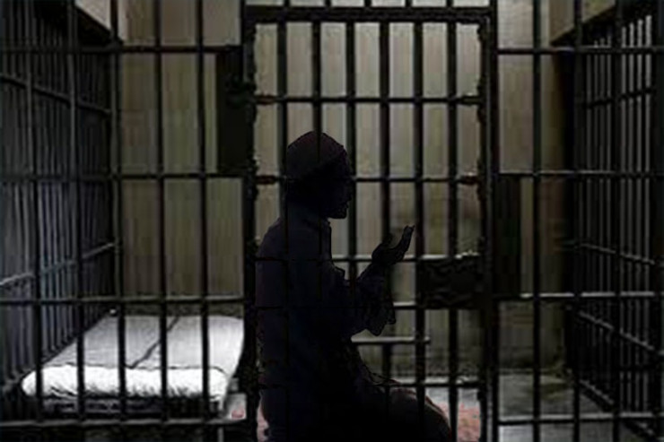 Həbsdəki icra başçısı namaza başladı - FOTO 