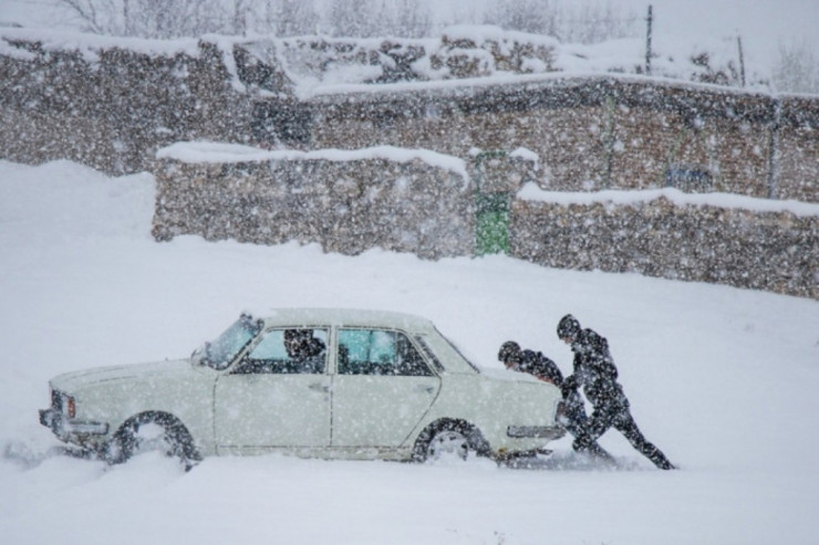 Xaçmazda "Jiquli" qarda batdı, 2 nəfər güclə çıxarıldı