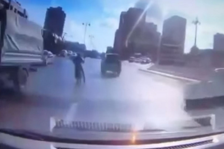 Bakıda motosikletçi son anda ölümdən döndü - VİDEO 