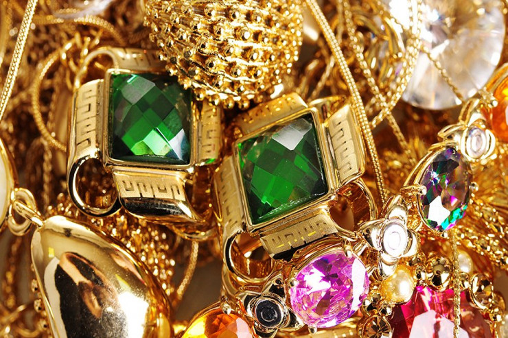 Evdən 10 minlik qızıl oğurlandı