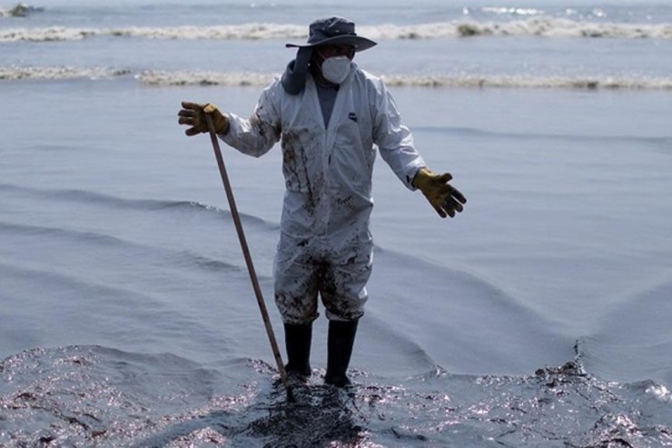 Çimərlikləri neft basdı  