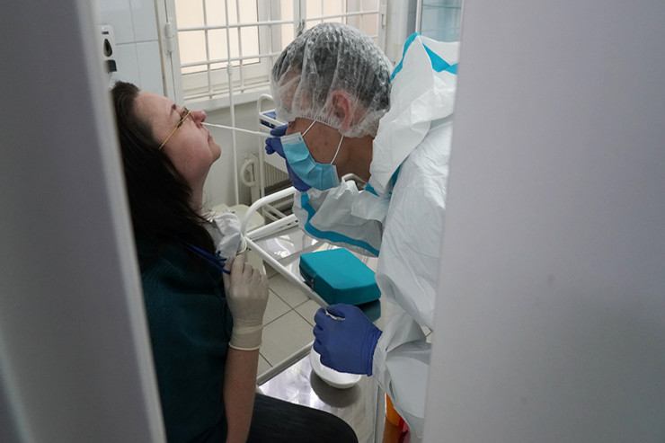 Həkim:  “Özlərini qəsdən Omicrona yoluxduranlar təklükəli addım atır”