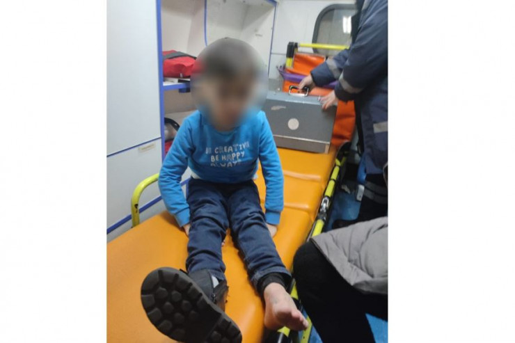 Ayağı sınan uşaq