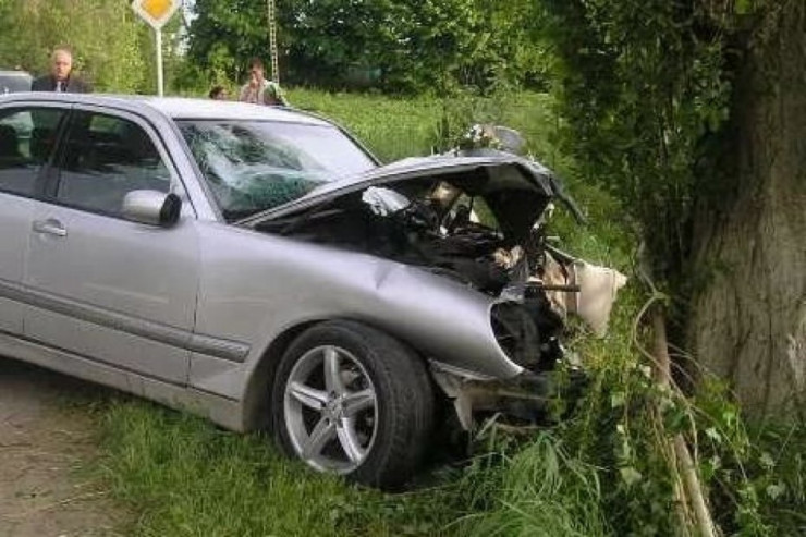 Məşhur aktrisa qəza keçirdi: Ağaca çırpıldı   - FOTO 