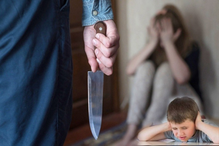 Oğlunun gözü önündə arvadına 30 bıçaq vurdu: “Yalvarıram, məni öldürmə” 