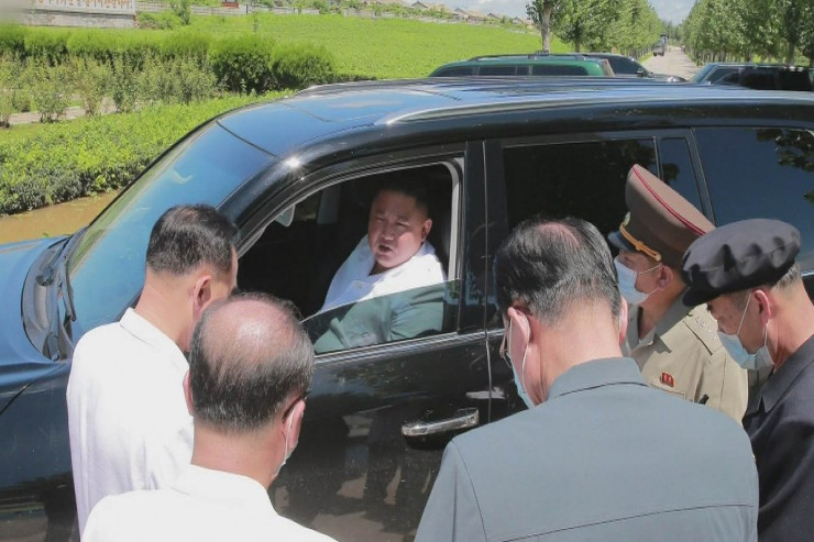 Kim Çen In maşınındakı tualetini də mühafizə etdirir - SƏBƏB 