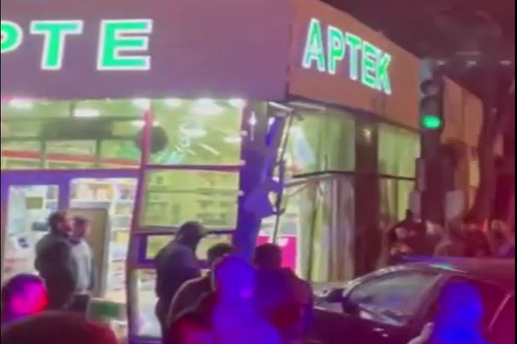 Bakıda maşın aptekə çırpıldı - VİDEO 