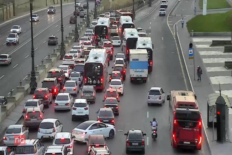 Bakıda  100-dən çox avtobus,   minlərlə sərnişin tıxacda qalıb