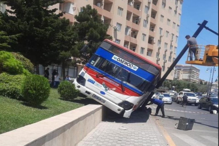 Qəza edən avtobus