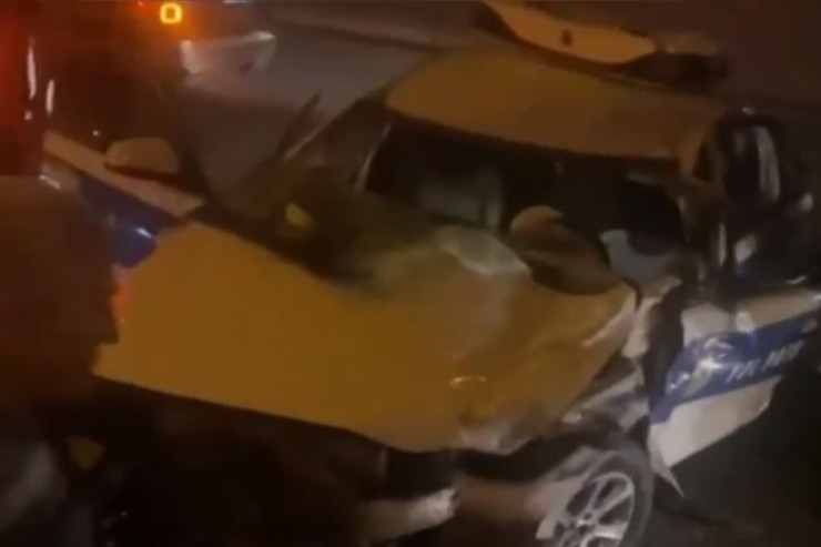 Bakıda polis maşını "Shacman"la toqquşdu -  VİDEO 