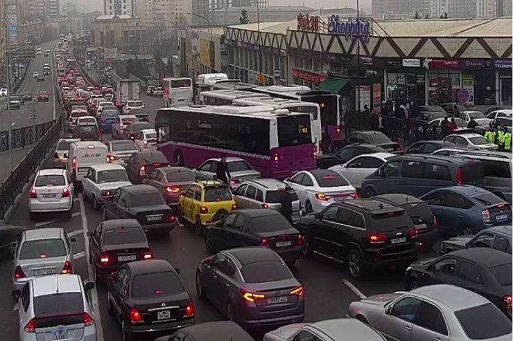 Bakıda 20 avtobus və  yüzlərlə sərnişin   yollarda qalıb