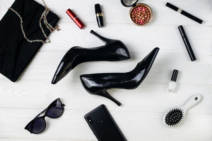 Bu ölkədə qadınlara XƏBƏRDARLIQ:   Dikdaban ayaqqabı və kosmetikaya qadağa