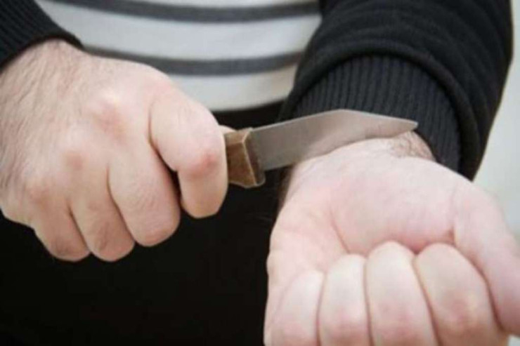 Azərbaycanda kişi  qollarını doğrayıb   öldü