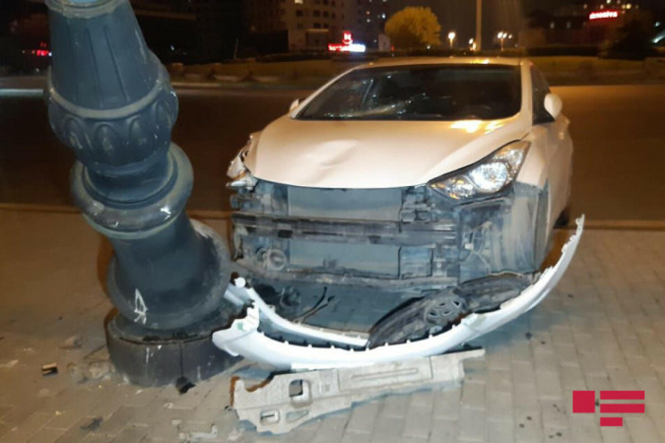 Maşın dirəyə çırpıldı, sakinlər işıqsız qaldı  - FOTO 
