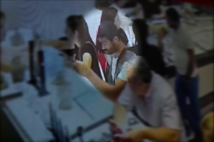 Ticarət mərkəzindən 2500 manatlıq ÜZÜK OĞURLANDI -FOTO 