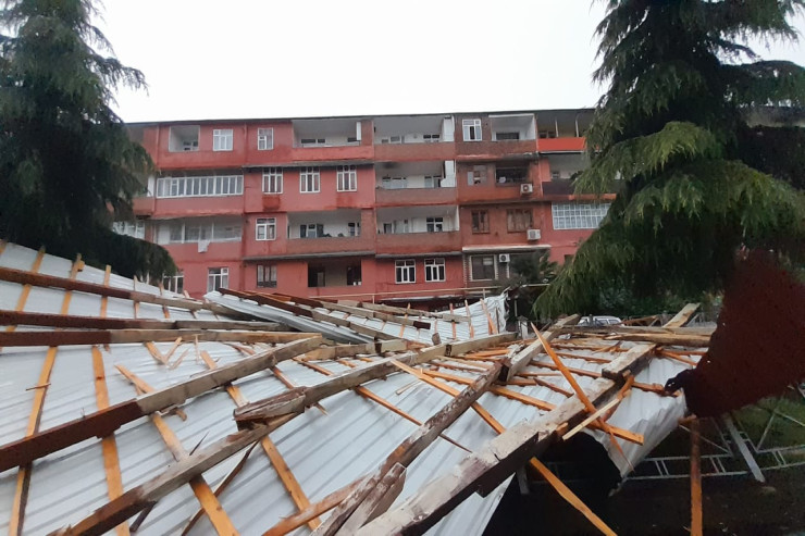 Zaqatalada qasırğa binanın damını uçurdu - ANBAAN VİDEO 