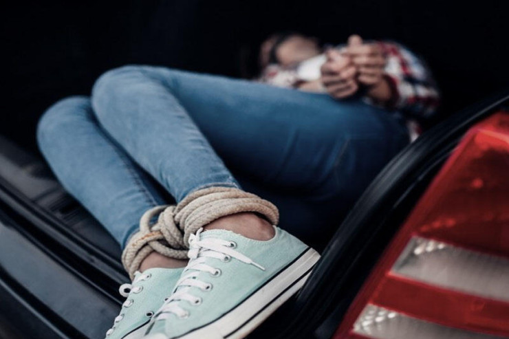 Azərbaycanda yeniyetmə qızı ZORLA QAÇIRDILAR 